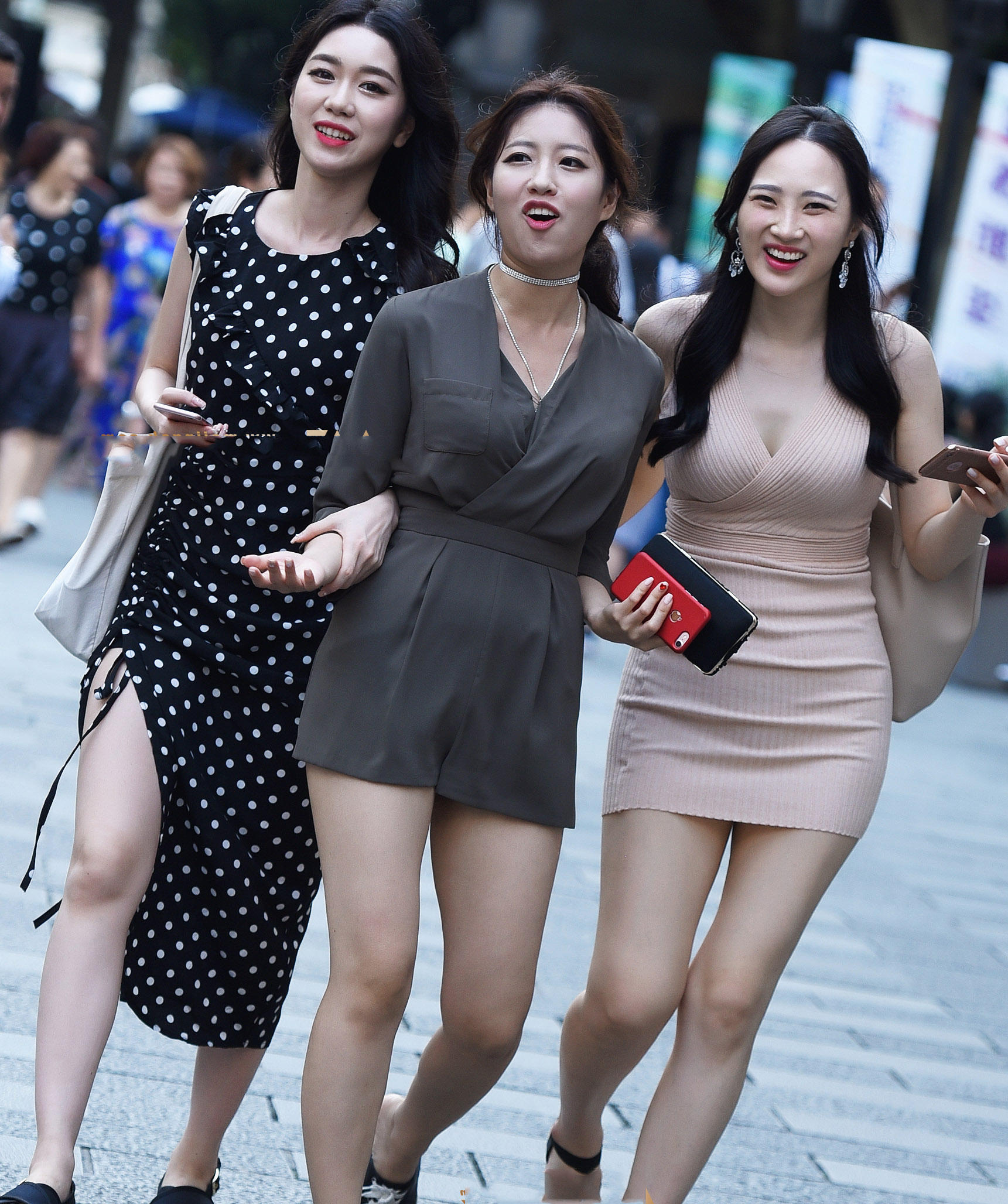 三位小姐姐当街美腿大比拼，黑色短裤却都败给了包臀裙御姐