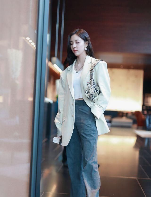  #白裙#宋妍菲穿白裙秀窈窕身段，穿白色西装潇洒迷人，天生丽质有星味
