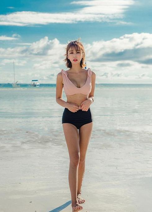 两个娇嫩丰盈的小姐姐,海滩撞衫同款比基尼泳衣,差距一目了然!