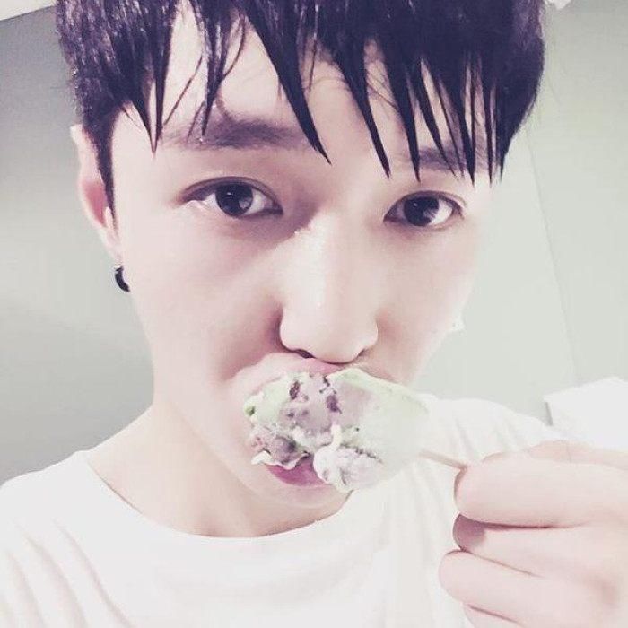 小鲜肉吃冰淇淋:范丞丞用勺子,最服易烊千玺左手右手都拿了一个