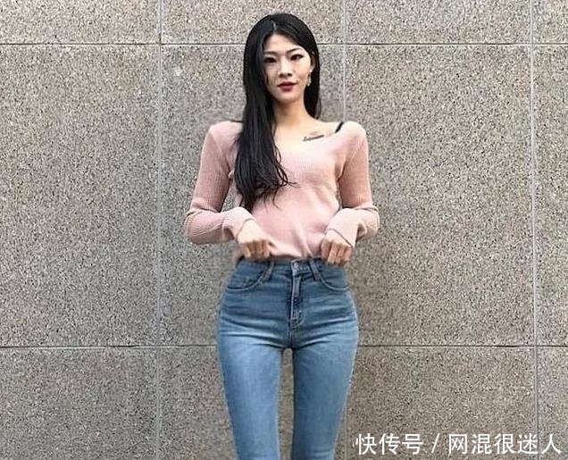 「穿着」牛仔裤提升自身优雅气质,展现文艺范十足的街头女神范