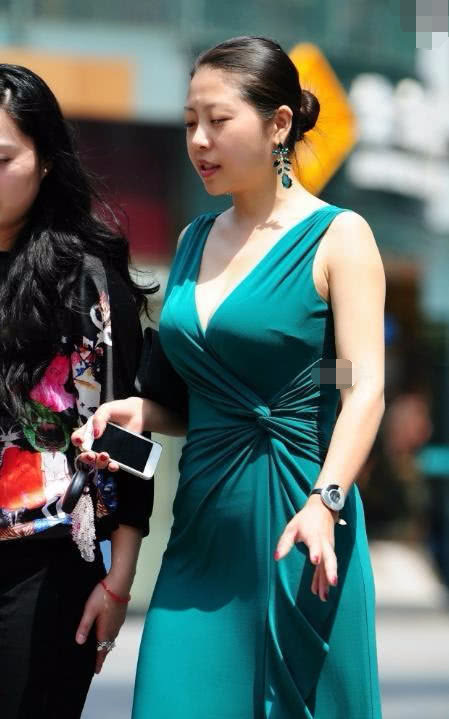 成熟气质小姐姐深V长裙性感出街，丝绸长裙穿出女性古典风姿