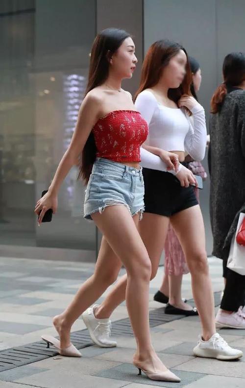 素人街拍: 短裤进行时, 最后一位有点尴尬