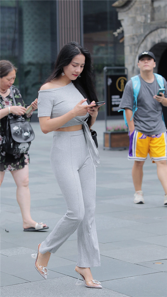  小姐姐|小姐姐身着高级灰修身套装, 优雅美丽, 是街上一道美丽的风景线