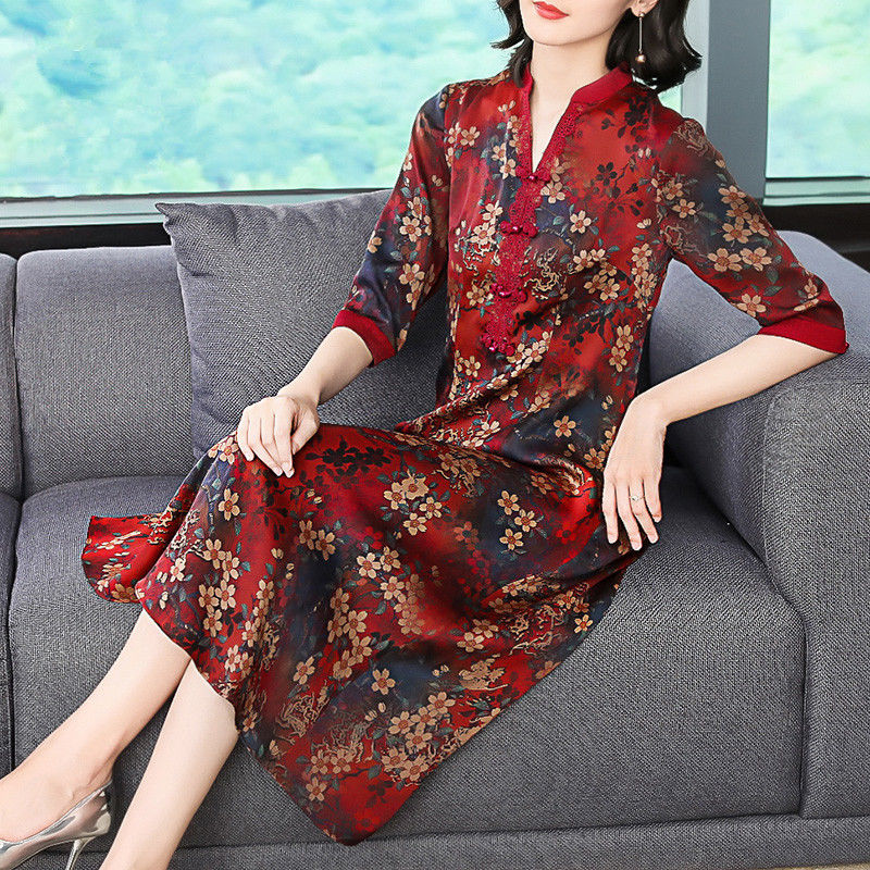 48岁老婆真时髦，穿上这种“改良旗袍”秋裙，遮肉显瘦又减龄