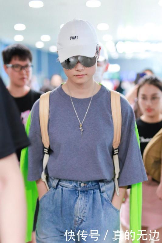 李宇春这霸气模样像视察机场，衣服穿成这样，够时尚的