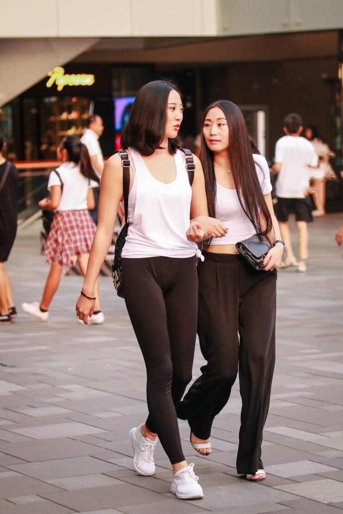 苗条纤瘦的打底裤小姐姐，有着街头风情，使人不忍离去