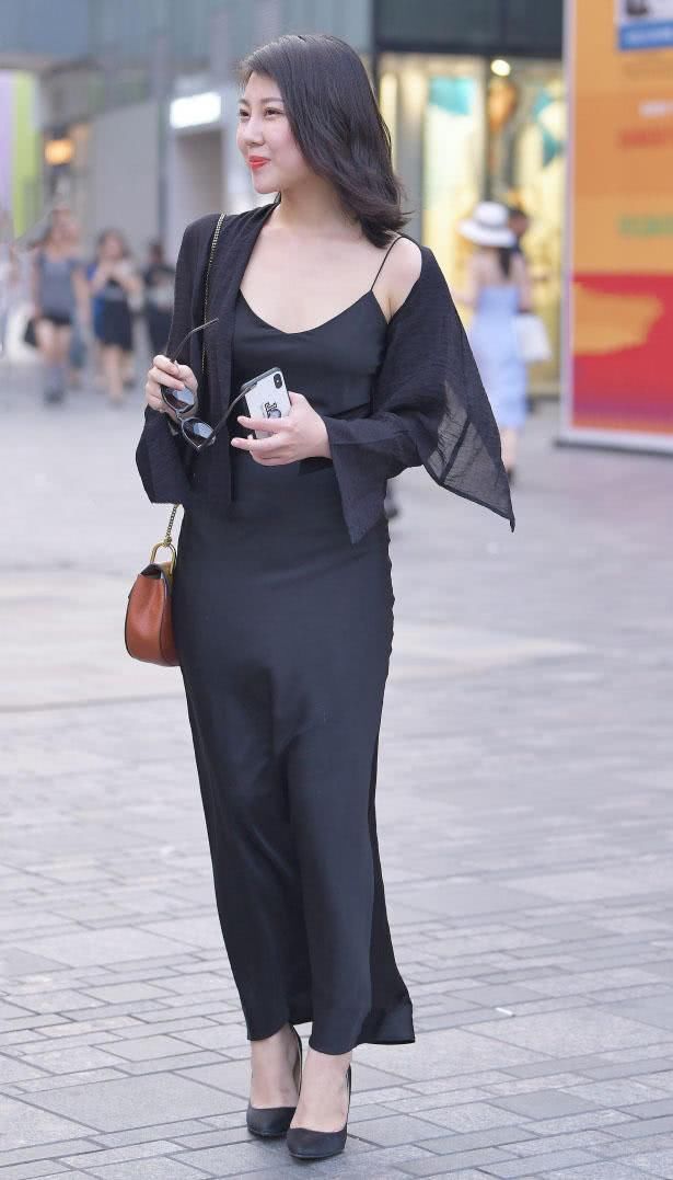 街拍:性感小姐姐丝绸连衣裙穿出曼妙身材曲线，有一种别样的风情