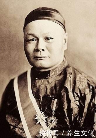 她嫁给外国人,生子后被抛弃,儿子成巨富后说:一