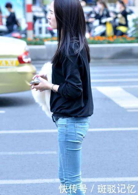 街拍：被穿黑色小短裙配高跟鞋的小姐姐撩到了，真的有气质又漂亮