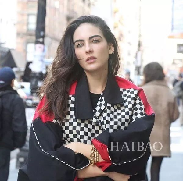 火了| 霸占热搜、大秀性感，2018世界杯第一美女原来是她!