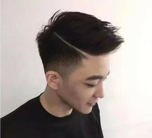 头发又粗又硬又多，两边还炸，什么发型合适？