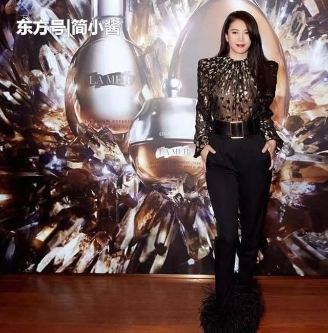 开叉■一袭蕾丝开叉裙大秀美腿,48岁身材真惊艳,袁咏仪真“有料”