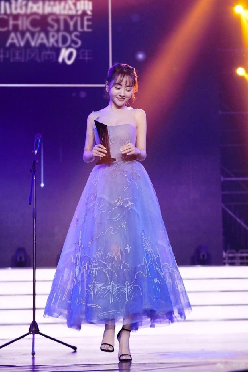 杨蓉厉害了!薄纱连衣裙都hold不住你的身材，却美得不同寻常