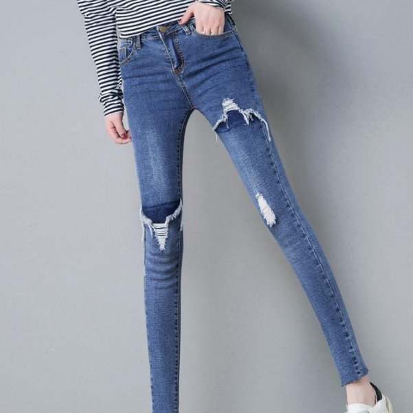 女人奔三以后,别老穿裙子,多穿这样的牛仔裤,显瘦显美特显高