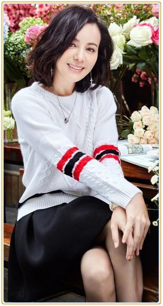 厉害了王琳!48岁还能撑起吊带裙，网友:上围是大写的骄傲!