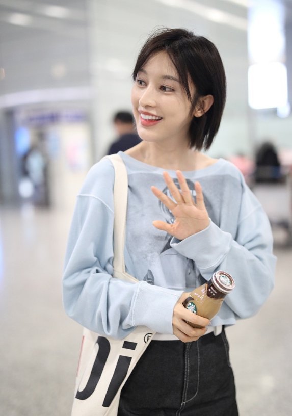 张俪一头短发清爽利落造型小清新现身 看到镜头挥手显亲和