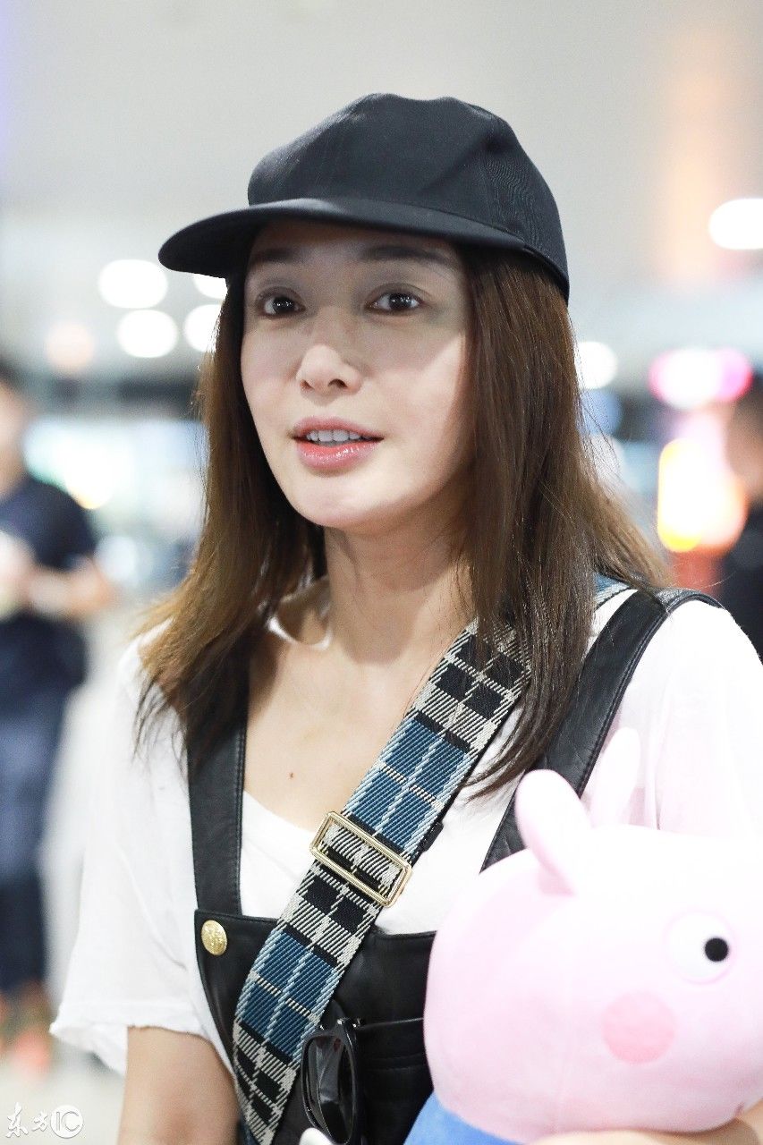 “富察皇后”秦岚素颜现身机场，脸这么大还这么美的也只有她了