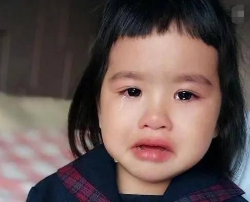  『夫妇』包贝尔夫妇为女儿庆生，5岁的她五官渐渐长开，俏皮精致惹人爱