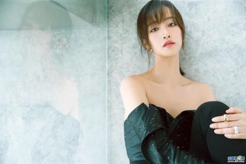 蓝盈莹曼妙身姿展精致锁骨 干练十足演绎职场时尚