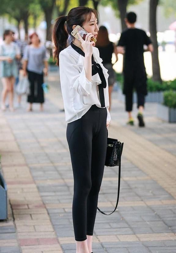 谁说打底裤只能在健身房里穿搭, 穿在街头一样能走出霸气, 走出美