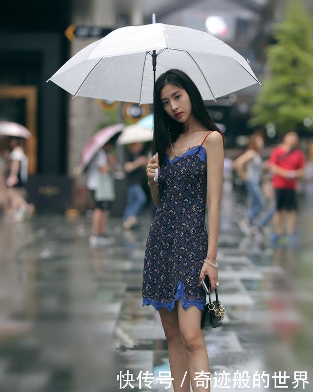 路人街拍：小姐姐绿色上衣和毛边短裤的穿搭很亮眼，腿型很霸气