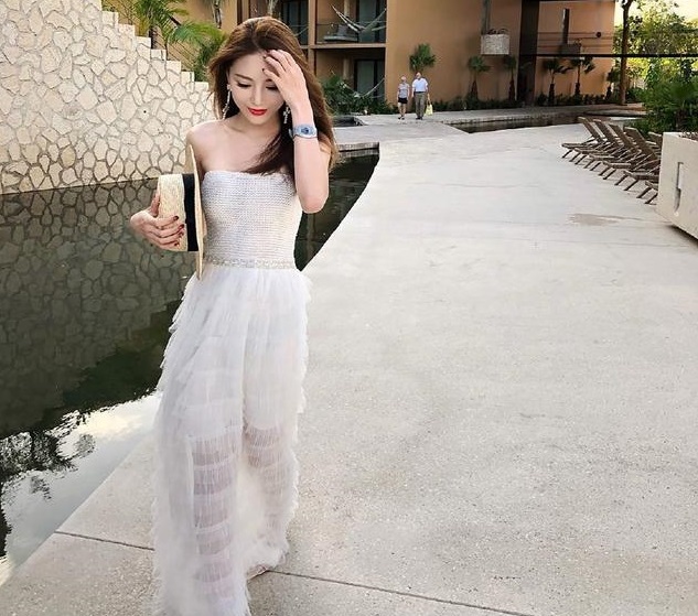 白色抹胸连衣裙，气质中带着几分温婉还带着几分小妩媚的气质