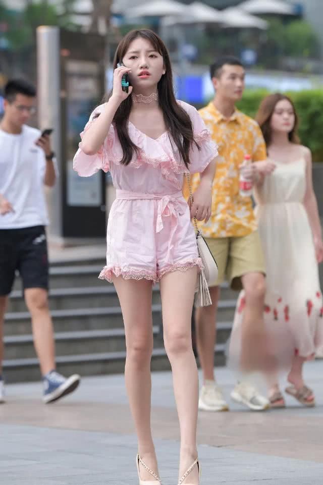 #姑娘#姑娘急着要见谁?穿着睡衣就出门,无意间成路人眼中的美丽风景线