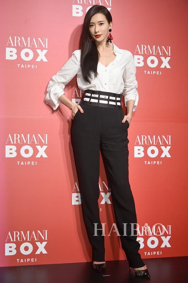 白衬衫要这么穿，没人再把你当售楼小姐！但我最终还是看上了这件