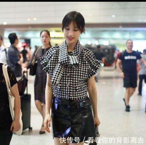 张俪穿黑白格子上衣搭配黑色皮裙现身机场 留着刘海长发气质甜美