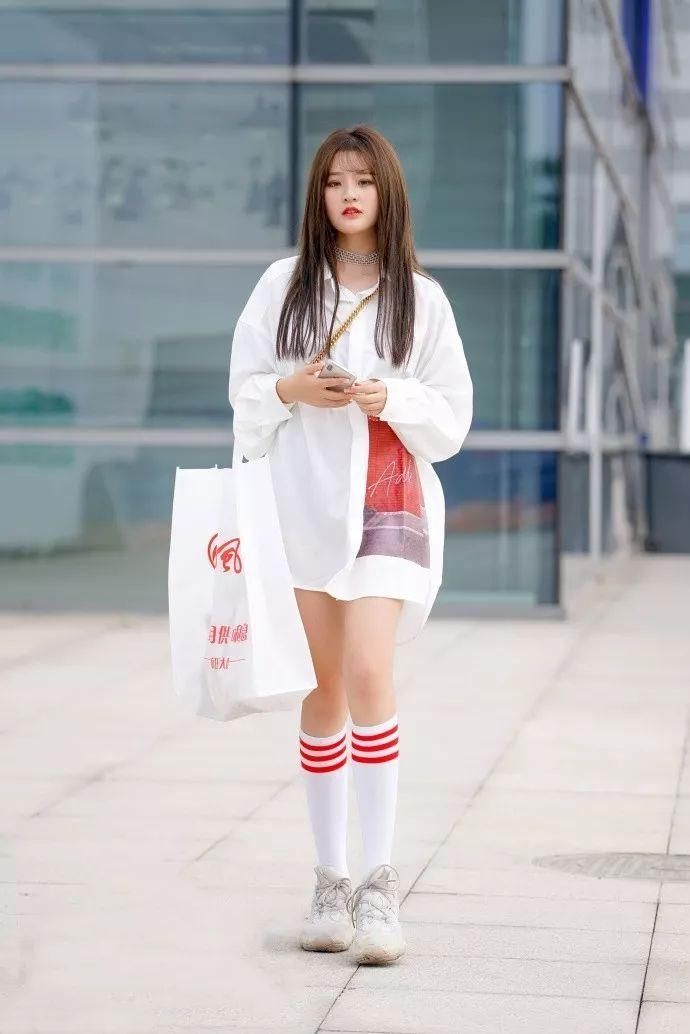 街拍:年轻就是有资本，吸引力爆表!