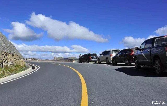  发现：川藏线上开车，发现很多车的油箱都开着是为啥？当地人：