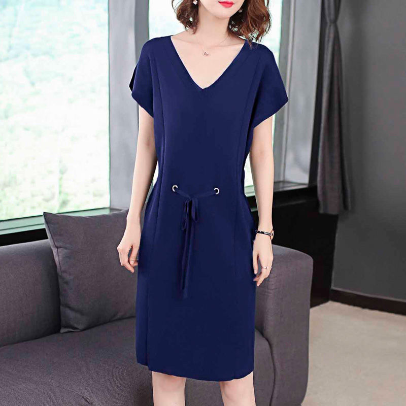 现在的女人真大胆!不用丝袜连衣裙直接外穿，不过真心迷人