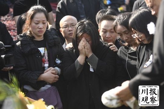 英烈安息!成都群众自发聚集烈士陵园送救火英雄＂最后一程＂