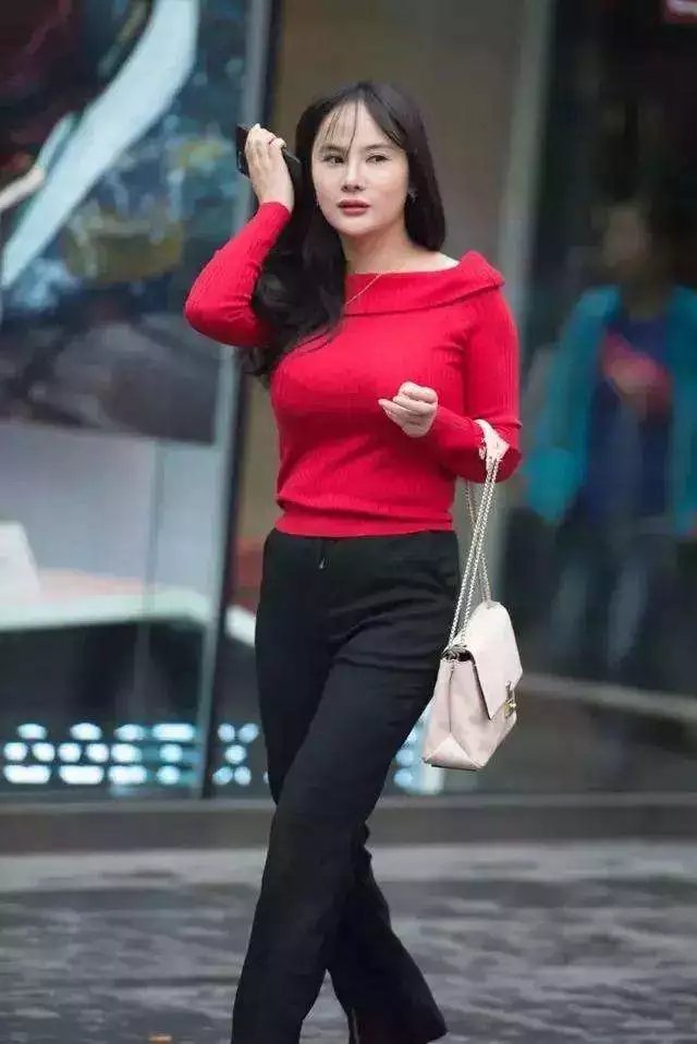 路人街拍：漂亮的小姐姐，一身吊带小短裙，绽放出优雅的魅力