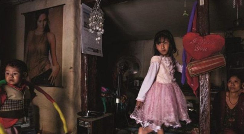 尼泊尔受万人敬仰的活女神，国王向其跪拜，父母却害怕女儿被选上