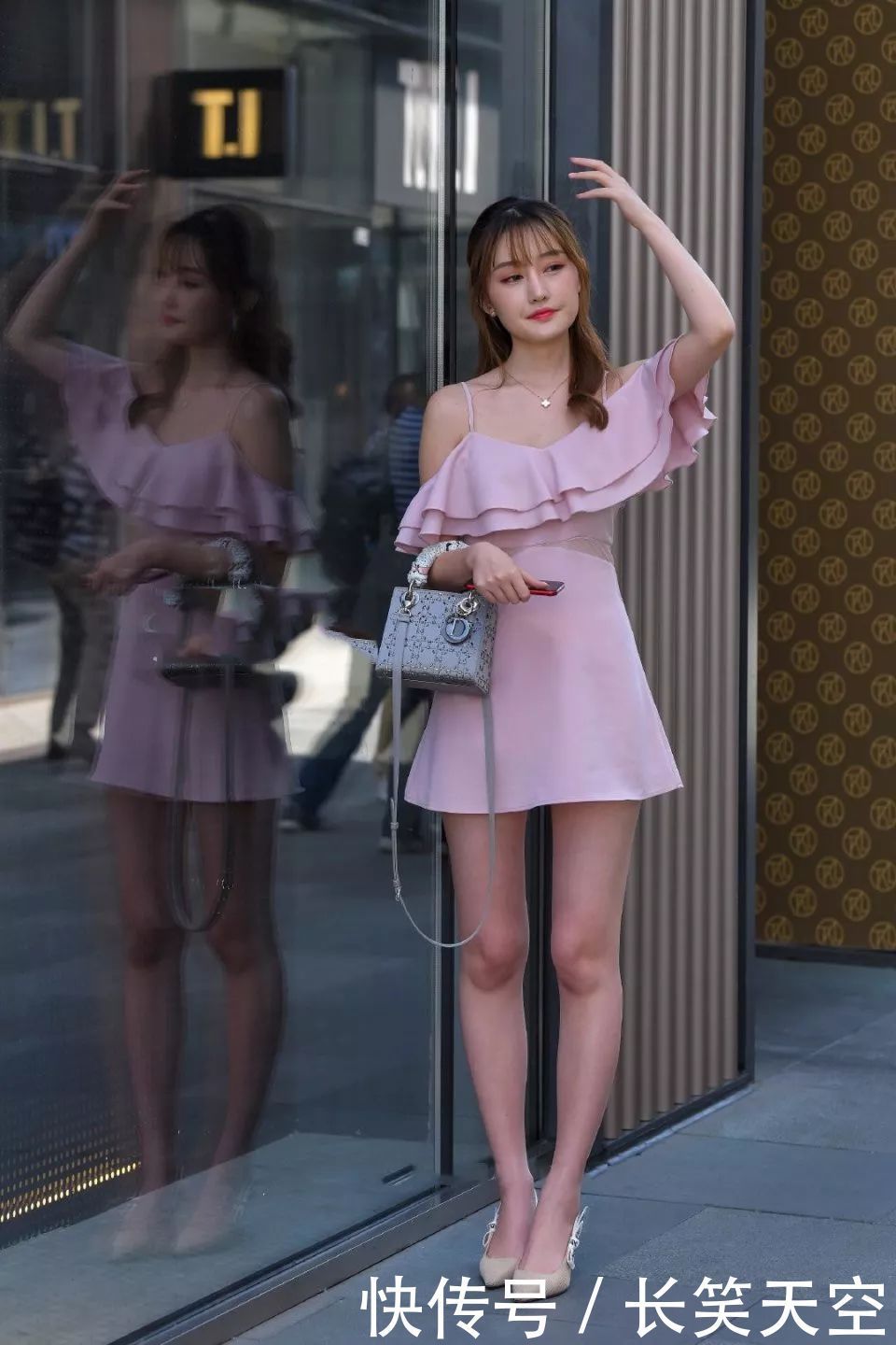  「随行」美女姐姐紫色吊带裙搭配高跟鞋，让美丽与你随行