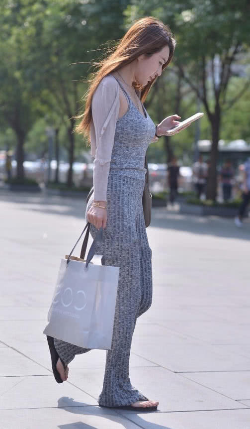 前凸后翘的小姐姐，低着头玩手机优雅文静，回眸一笑很倾城