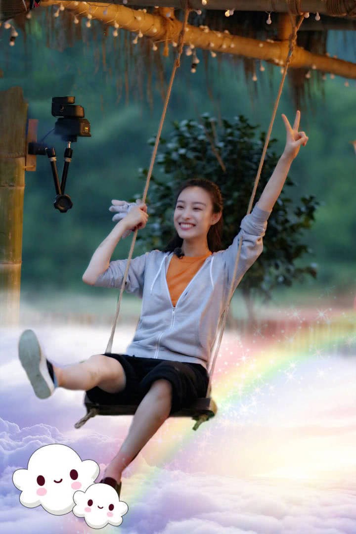 倪妮穿着抹胸裙秀身材,瘦到胸前骨突出,网友:真心疼!