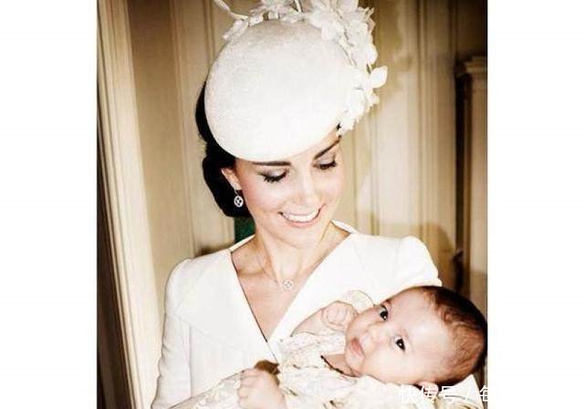 哈里大婚，凯特四穿旧衣低调登场，夏洛特公主吐舌抢镜