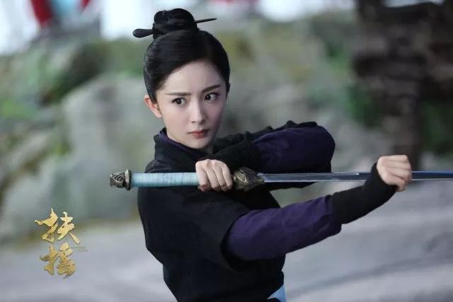 “行走的衣柜”换人了？杨幂也只能表示服气！