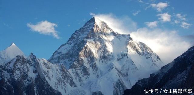 中国最高的十座山峰，只有一座完全在中国境内，由中国人首次登顶