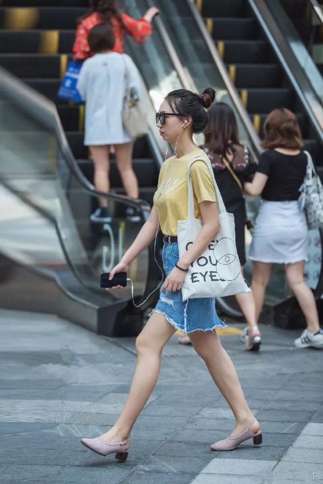  「女人」女人穿上高跟鞋，打造出精致的时尚