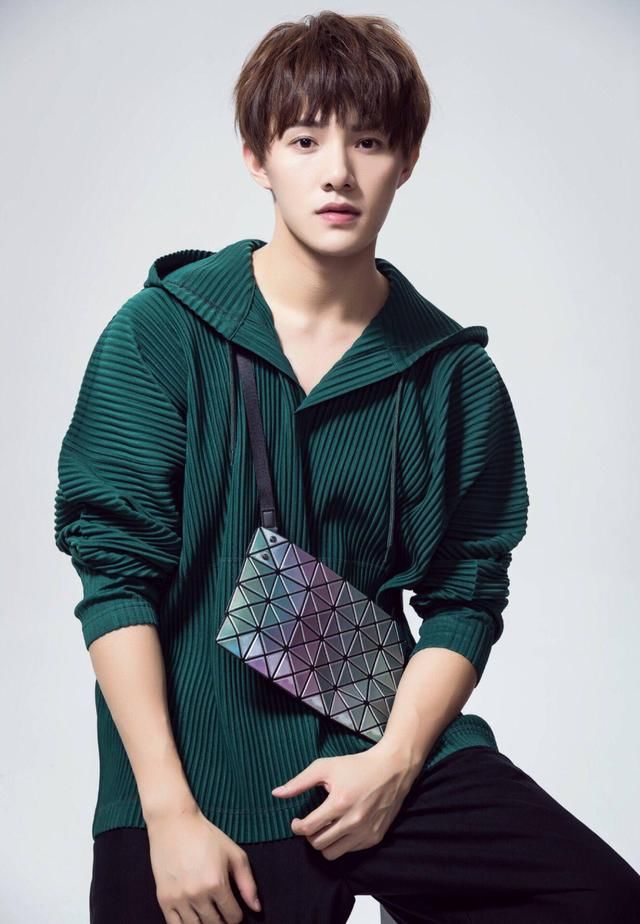 黄圣池又帅了几分，你们说！网友：国民男票的地位