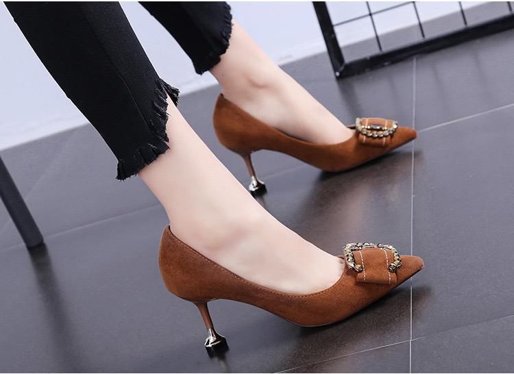 具有古韵味而又不失性感的尖头细跟高跟鞋