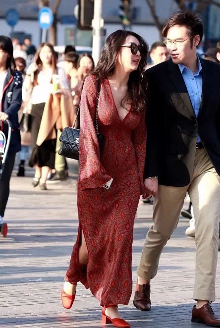 性感小姐姐时尚性感穿衣太吸晴，完美身材前凸后翘让人流连忘返，