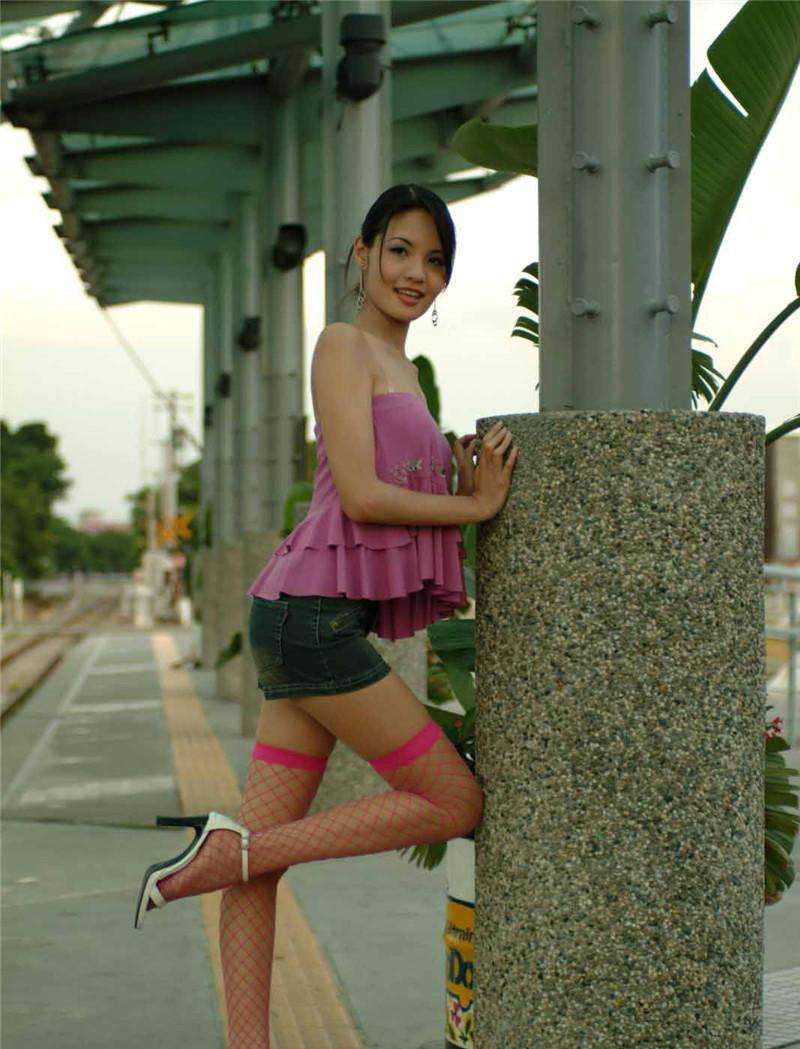 街拍：白皙靓丽成熟妩媚的时尚小姐姐，穿着清新很是动人！