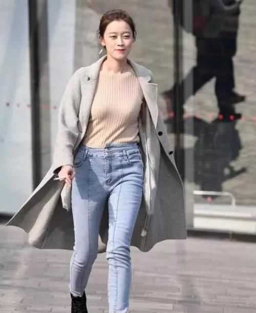  「风采」潮范儿女神来了，街拍：丹唇外朗的美女，一条浅蓝色连衣裙外搭白色外套，风采迷人