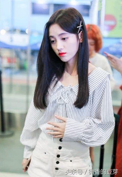 当76斤鞠婧祎撞上100斤李艺彤，终于知道铅笔腿和筷子腿谁厉害了