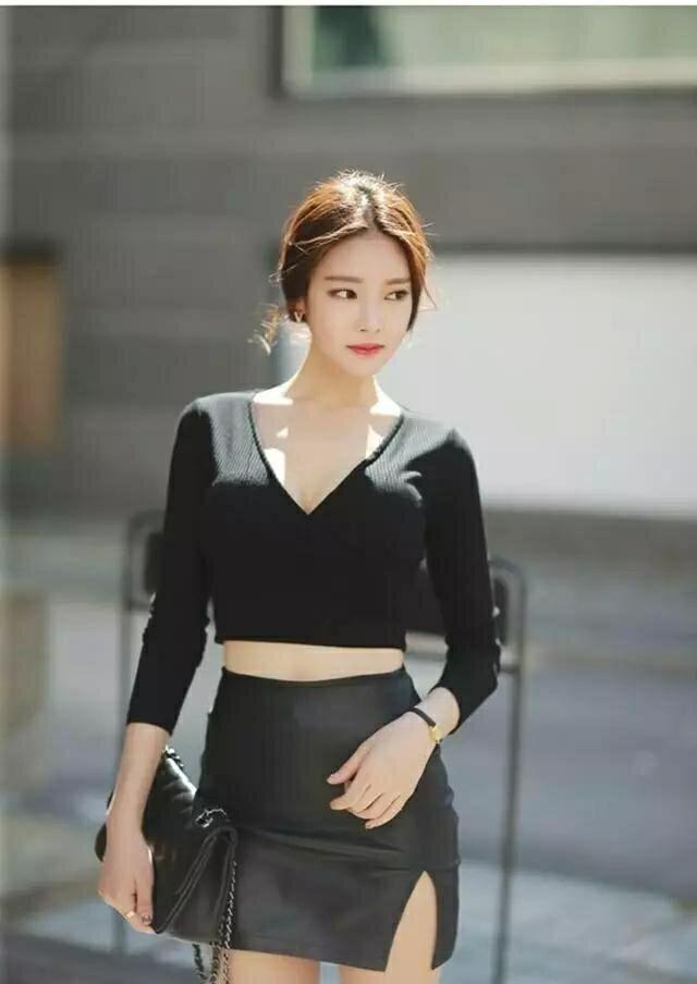 街拍小姐姐黑皮裙秀身材, 大长腿彰显魅力, 侧开叉不能再高了!